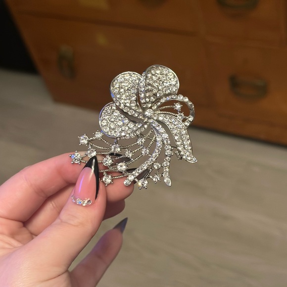 Elegant Silver Rhinestone Brooch - Picture 1 of 2